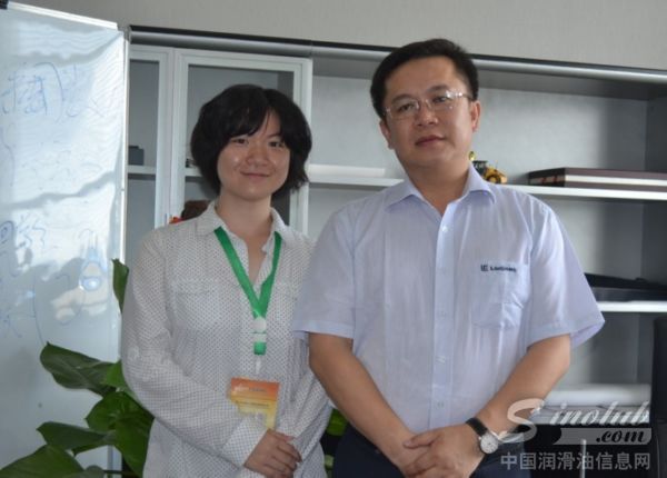 广西柳工高级润滑油有限公司副总经理邓敏先生与信息网记者合照