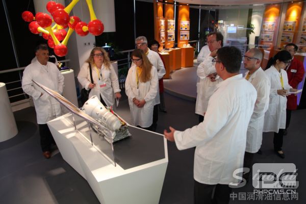 壳牌上海研发中心的专家向媒体记者仔细介绍其最先进的润滑科技