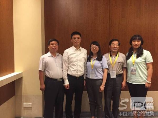 壳牌工业润滑油销售总经理陈斌(左二)与中国润滑油信息网、《润滑油市场》编辑(左三)合影