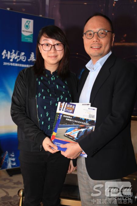 马石油贸易(中国)有限公司CEO 陈嘉琮(右)与中国润滑油信息网编辑亲切合影