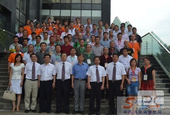 广西柳工高级润滑油有限公司高层领导、员工与司能经销商合影