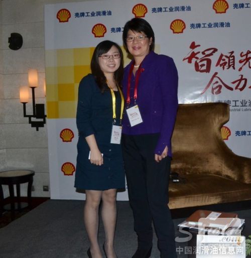 壳牌集团亚太/中东地区商业燃油及润滑油业务副总裁吴瑞真女士(右)与中国润滑油信息网记者合影