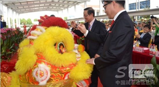 东方能源执行董事刘禧德先生和S-OIL公司MH Lee先生共同为醒狮点睛