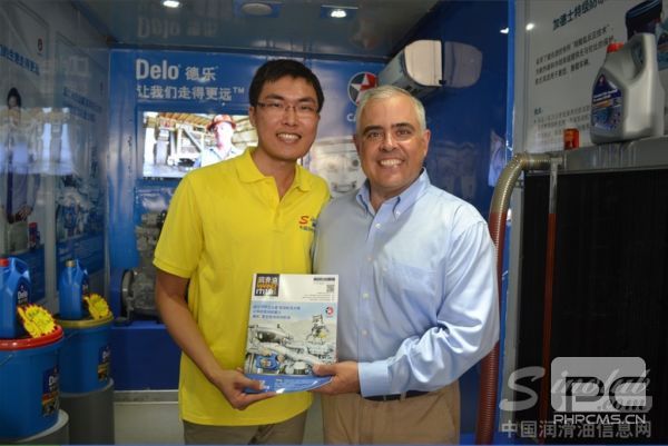 雪佛龙公司全球柴机油市场总监Len与《润滑油市场》杂志执行主编林晓彬