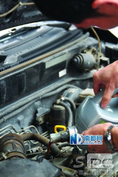 　　用过的机油呈黑褐色，图中的机油被使用过，但没达到报废的程度，还可以继续使用。