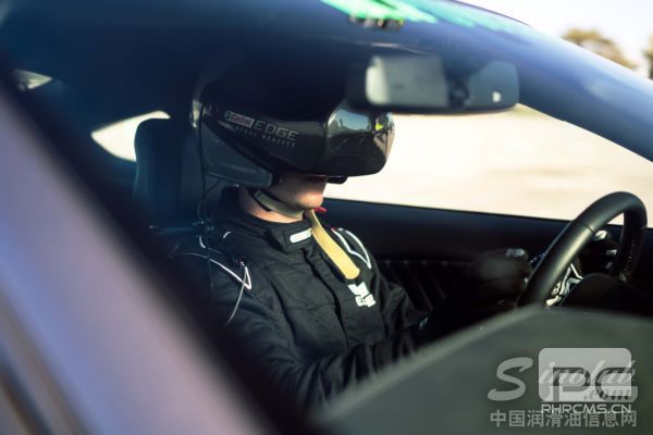 赛车手迈特·鲍沃斯戴着特制头盔驾驶汽车