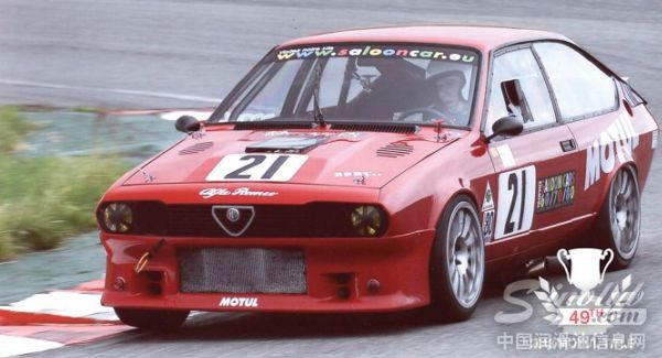 Vincent Drouilleau驾驶Alfa GTV6赢得80年代组冠军