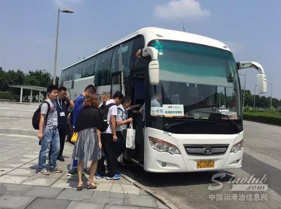 嘉宾们陆续上车准备出发