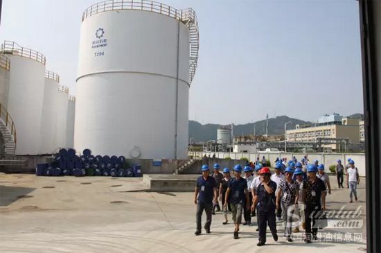 技术人员带领各位嘉宾参观美合工厂