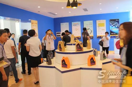 嘉宾参观美合展厅