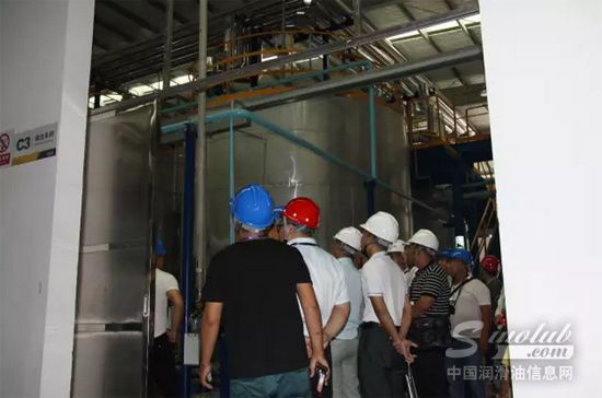 各位嘉宾参观美合生产车间