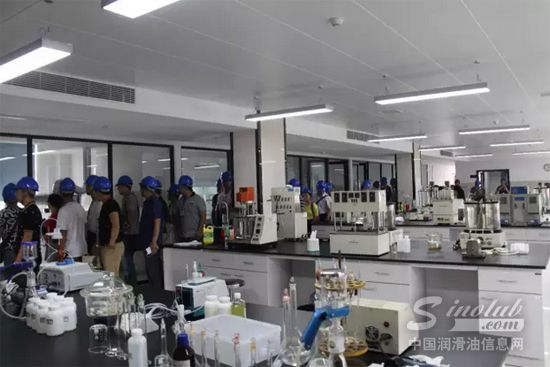 嘉宾参观美合科技研发大楼