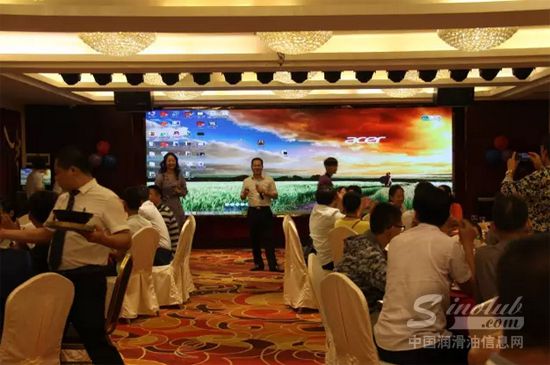 胡总与黄总为各位嘉宾祝酒