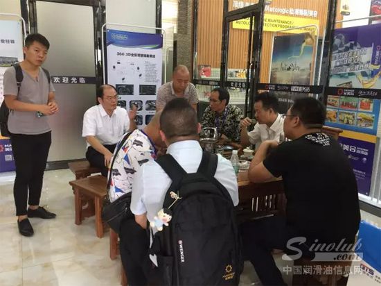 汽车养护项目部运营总监曾总向意向客户介绍汽车养护项目