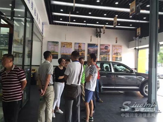 助理总经理余秋香女士为客户介绍汽车养护项目