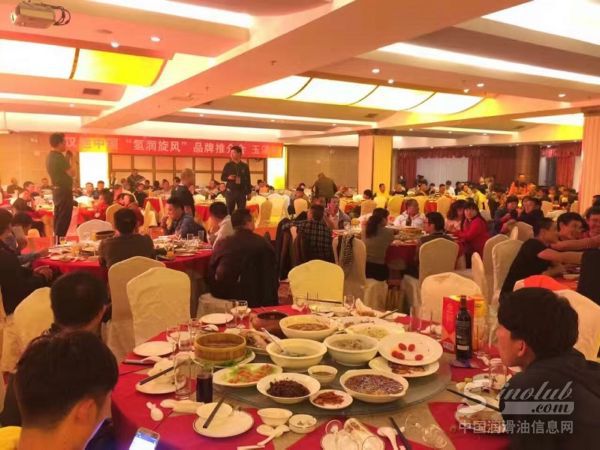 现场爆满的人群.jpg
