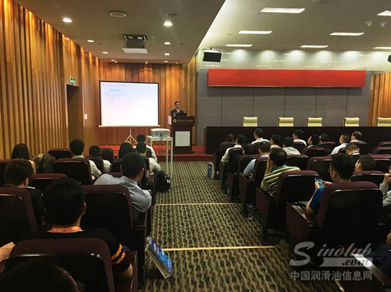 埃克森美孚中国大区总工程师王朝晖在会上分享美孚工业润滑油在塑机行业的应用及效益