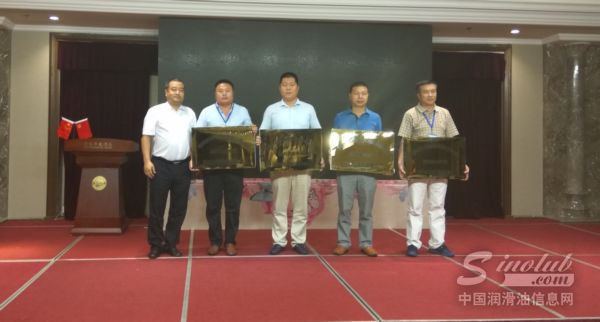 协会为新当选常委理事单位授牌 \