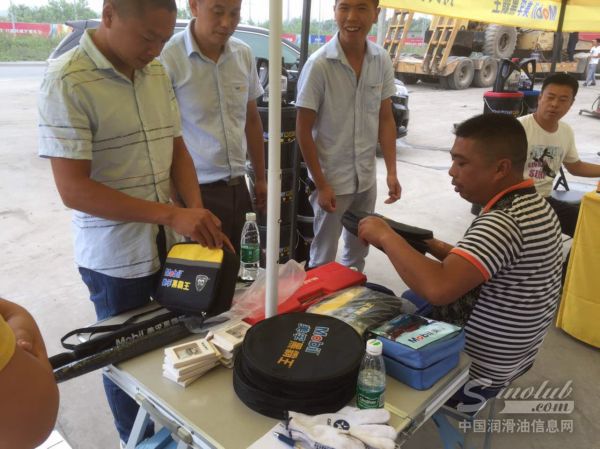 来看看2017年美孚黑霸王经销商路演的&ldquo;新体