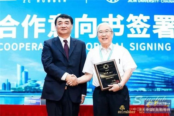 策橡胶董事长、总经理沈金荣(左),中国工程院院士郭孔辉(右) \