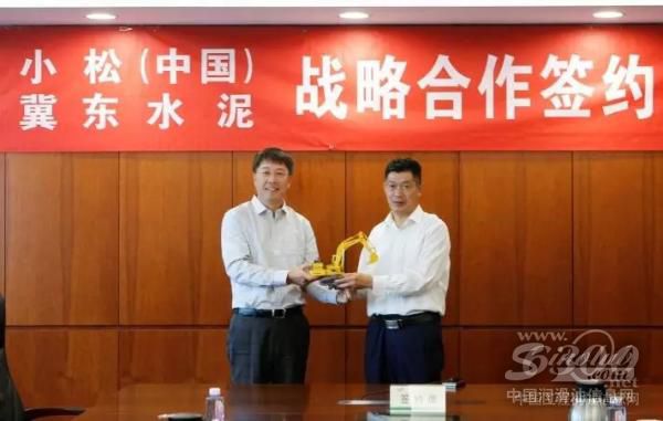 张全旺总经理代表小松(中国)向 金隅冀东水泥赠送小松模型