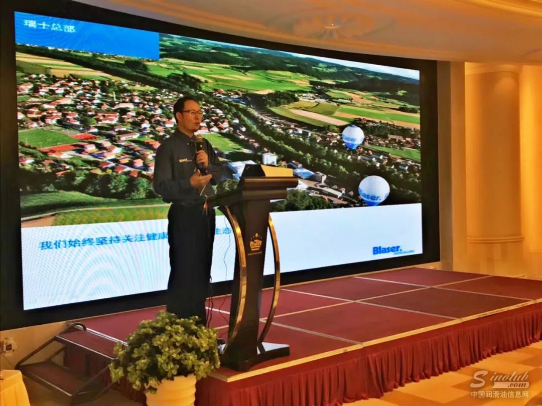 巴索中国总经理刘刚向大家介绍巴索 \