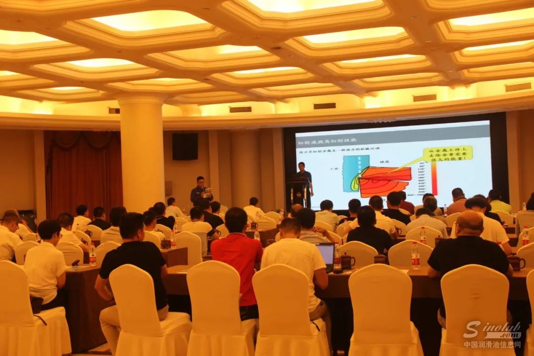 巴索中国客户服务总监周辉向大家做巴索切削液助力汽车和磨削行业的分享 \