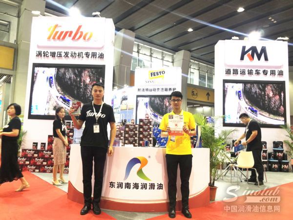 南海东南大区经理朱国学先生(右)和中国润滑油信息网编辑亲切合影