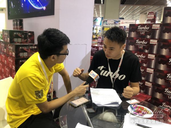 南海东南大区经理朱国学先生(右)接受中国润滑油信息网专访 \