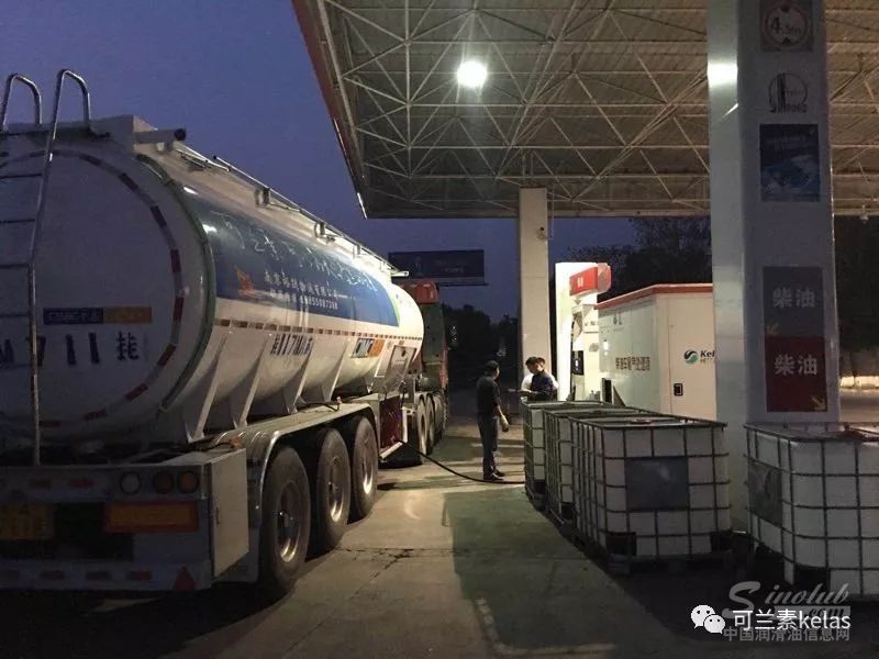 热烈庆祝中国第一辆尿素运输罐车投入使用