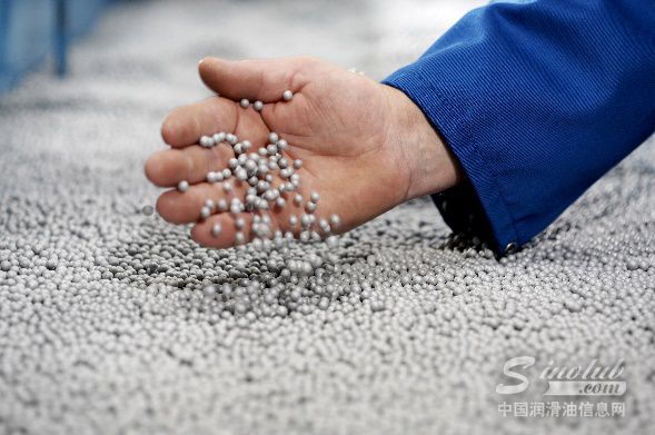 巴斯夫也在其全球各个塑料颗粒生产基地积极实施“Operation Clean Sweep®”国际倡议,通过行为、架构和技术手段,减少价值链中塑料颗粒的流失。