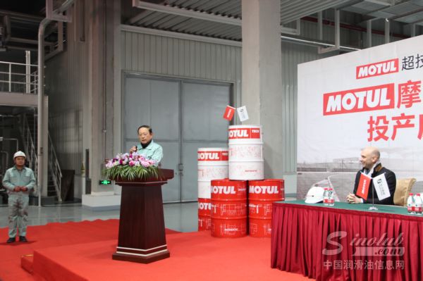 江苏东方能源有限公司总经理刘禧德先生(中)致辞