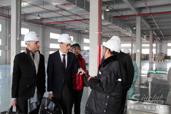 MOTUL CEO Gregoire Zaugg、COO Lacroix Christophe、亚太区生产经理Sanjeev Wangoo与东方能源有限公司总经理刘禧德先生现场交流