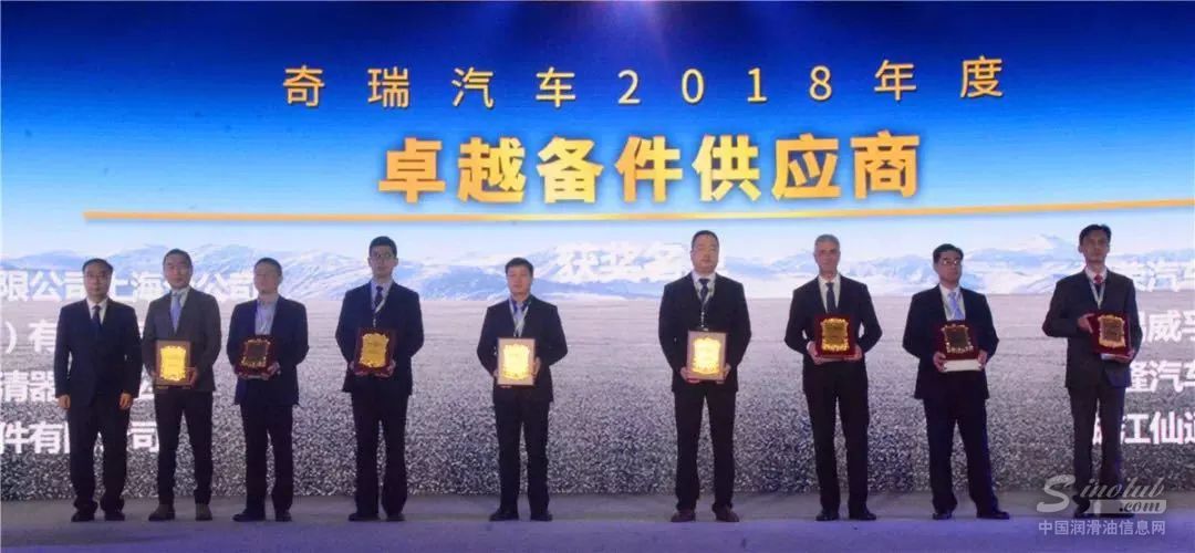 左二 福斯中国车油OEM执行销售副总裁 于志和先生