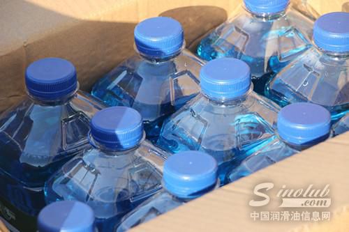 劣质的玻璃水不仅会损伤雨刮 还有更大危害