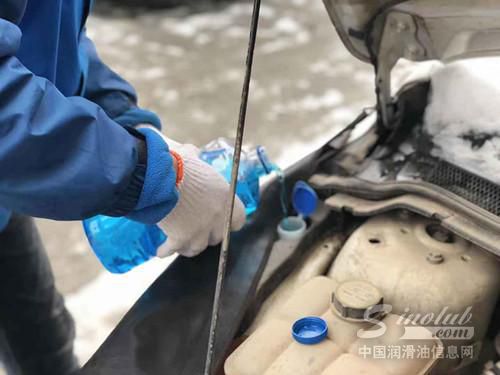 劣质的玻璃水不仅会损伤雨刮 还有更大危害