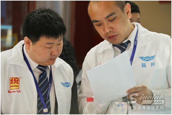 决赛现场裁判员在认真探讨