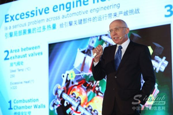 (马石油润滑油首席技术官Eric G.Holthusen进行产品讲解)