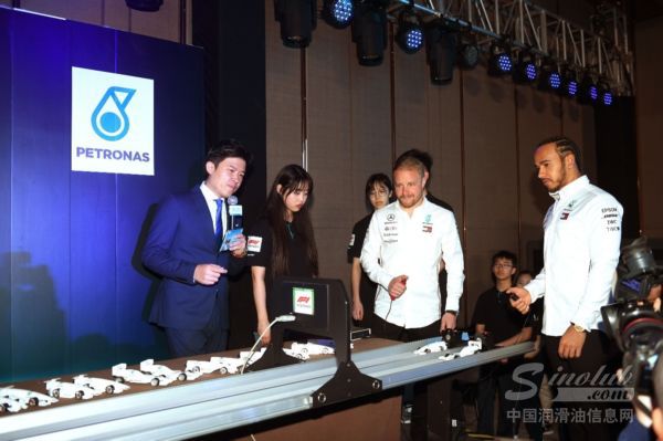 (F1车手与F1 in School学生选手现场互动)