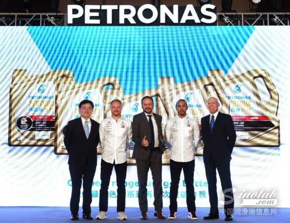 (从左至右:马石油润滑油中国区总经理王天杰,瓦尔特里·博塔斯,马石油润滑油首席商务官Giuseppe Pedretti,刘易斯·汉密尔顿,马石油润滑油首席技术官Eric G.Holthusen合影)