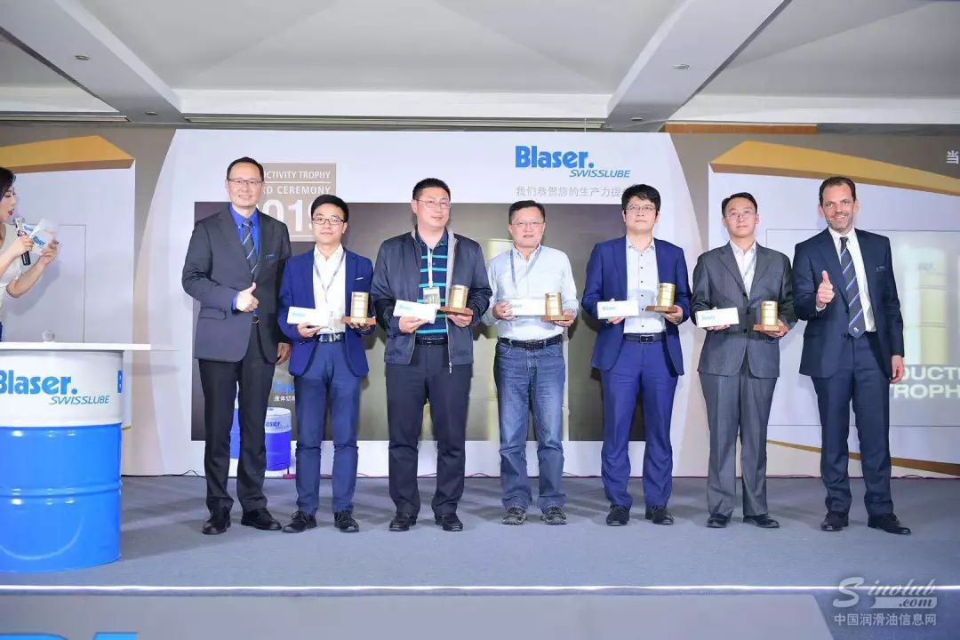 巴索全球CEO Marc Blaser(最右)、巴索大中华区总经理刘刚与五位获奖客户公司代表合影 \