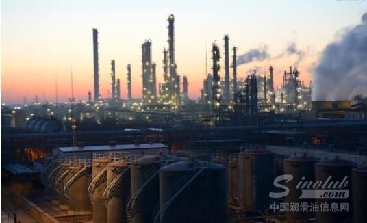 国际油价首次跌破每桶70美元 全球经济或遭