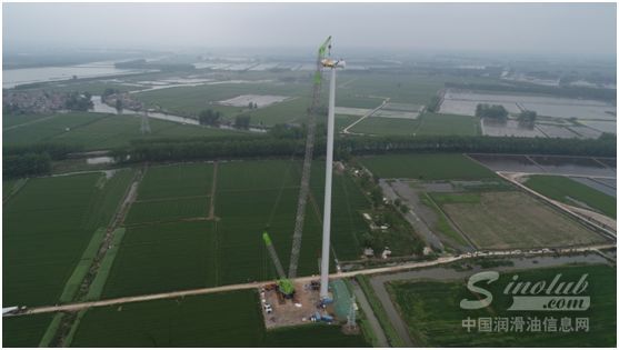 ▲中联重科ZCC9800W履带起重机在江苏风电场作业