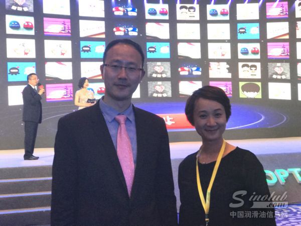 康普顿科技股份有限公司总经理朱磊先生(左)与中国润滑油信息网副总经理朱文璇女士合影 \