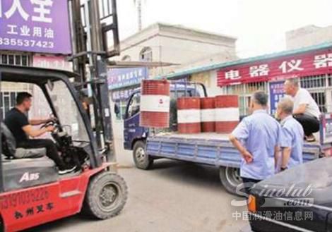 近日,记者从潞州区市场监督管理局获悉,该局根据群众举报,查获了7吨涉嫌侵犯“长城牌”商标的润滑油产品。