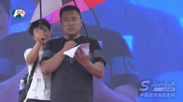 德迈恩润滑油董事长刘启俊先生发表致辞 \