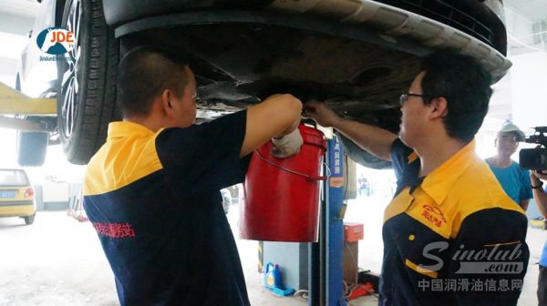 展示会现场换油,体验德迈恩润滑油高品质 \
