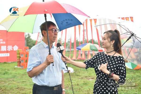 原中石化总工程师马希福先生接受媒体记者采访 \