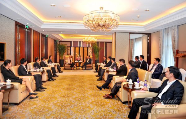 双方在签约仪式上进行了友好洽谈 \