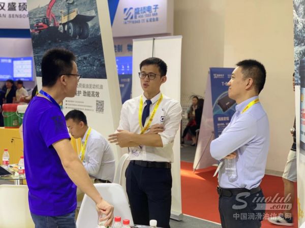 现场来宾驻足壳牌展台咨询产品 \